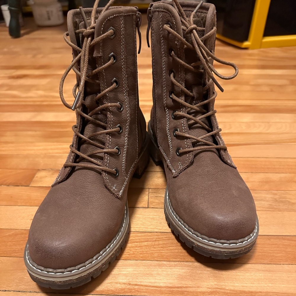Josef Seibel 7.5 leather boots with faux fur inside